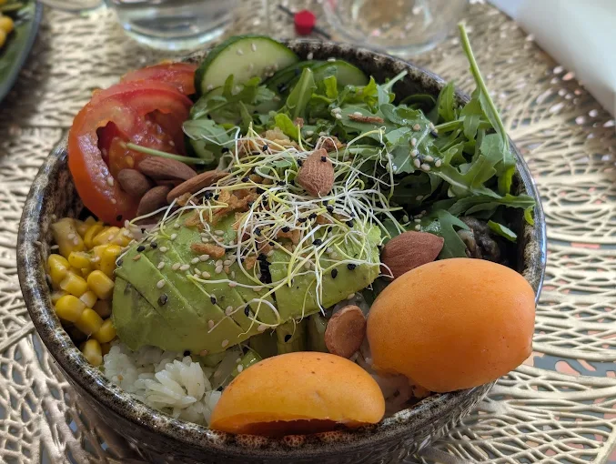 Assiette végétarienne colorée et bio au Green Roses Café