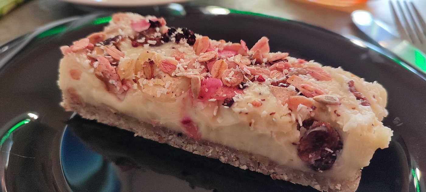 Table dressée avec plats frais et colorés